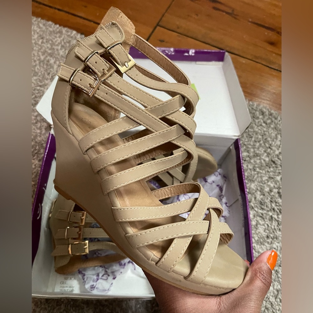I am selling these size 9 wedges